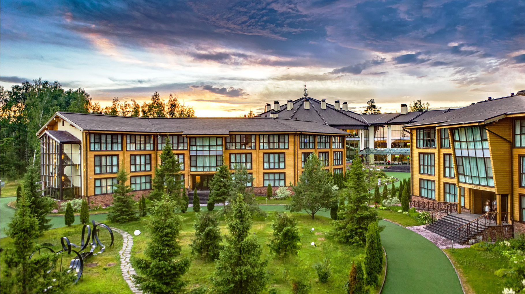 Открытый бассейн AQUARIUM с морской водой - в Парке-отеле LES Art Resort -  Официальный сайт бронирования | Цены | Отдых в Подмосковье